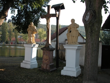 kříž a zvonička u rybníka, zbudované v r. 1899